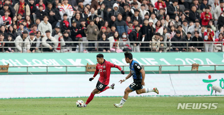 [서울=뉴시스] 김선웅 기자 = 10일 서울 마포구 서울월드컵경기장에서 열린 2024 K리그1 FC서울과 인천 유나이티드의 경기, FC서울 린가드가 골대를 향해 달리고 있다. 오른쪽은 인천 홍시후. 2024.03.10. mangusta@newsis.com