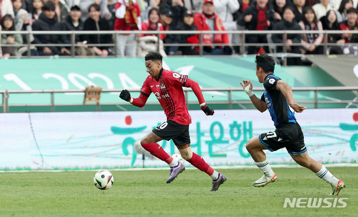 [서울=뉴시스] 김선웅 기자 = 10일 서울 마포구 서울월드컵경기장에서 열린 2024 K리그1 FC서울과 인천 유나이티드의 경기, FC서울 린가드가 골대를 향해 달리고 있다. 오른쪽은 인천 홍시후. 2024.03.10. mangusta@newsis.com
