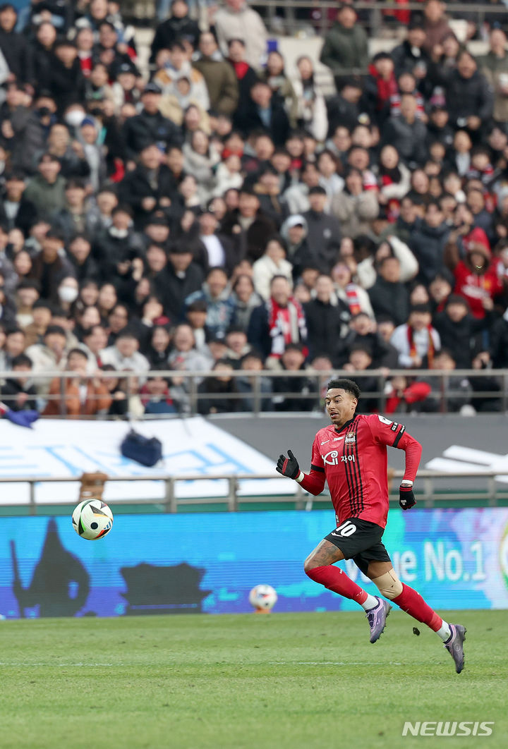 [서울=뉴시스] 김선웅 기자 = 10일 서울 마포구 서울월드컵경기장에서 열린 2024 K리그1 FC서울과 인천 유나이티드의 경기, FC서울 린가드가 골대를 향해 달리고 있다. 2024.03.10. mangusta@newsis.com