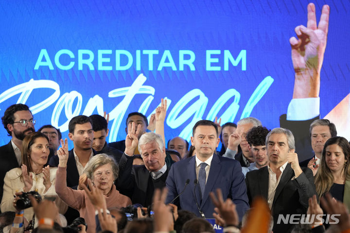 [리스본( 포르투갈)=AP/뉴시스] 3월 10일 총선 다음날인 11일 중도우파 연합의 루이스 몬테네그로 후보가 지지자들과 함께 승리의 V자를 그려보이고 있다. 그는 4월 2일 17명의 장관들과 함께 취임식을 갖고 새 내각을 출범시켰다. 2024. 04. 03.&nbsp; 