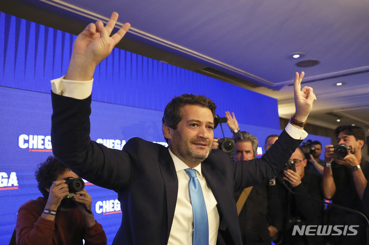 [리스본=AP/뉴시스] 10일(현지시간) 치러진 포르투갈 총선에서 3위를 차지한 극우 셰가당의 안드레 벤투라 대표가 11일 리스본에서 연설 전 지자자들에게 손짓을 하고 있다. 셰가당은 창당 5년 만에 18%를 득표해 원내 3당 위치를 공고히했고, 1위 민주동맹(AD)과 2위 집권 사회당(PS)이 과반 득표에 실패하면서 연립정부 구성에서 킹메이커로 떠올랐다. 2024.03.11.