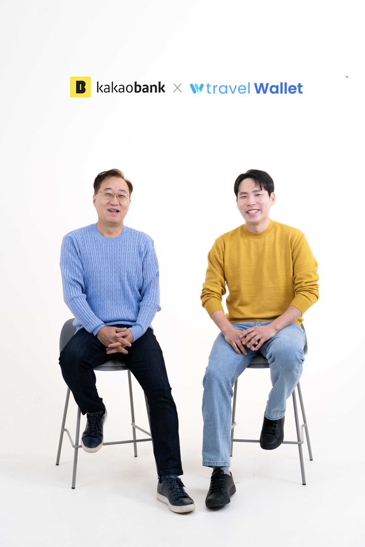 7일 카카오뱅크 판교오피스에서 윤호영 카카오뱅크 대표이사(왼쪽)와 김형우 트래블월렛 대표가 외화 서비스 확장 업무협약을 체결하고 있다. (사진=카카오뱅크 제공) *재판매 및 DB 금지
