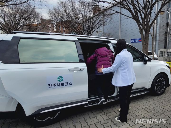 [전주=뉴시스]윤난슬 기자 = 전북 전주시보건소는 올해부터 대중교통 이용이 어렵거나 치매안심센터까지 거리가 멀어 프로그램에 참여하기 힘든 치매 환자를 위한 '치매 안심 송영 교통서비스'를 운영한다고 11일 밝혔다.(사진=전주시 제공)