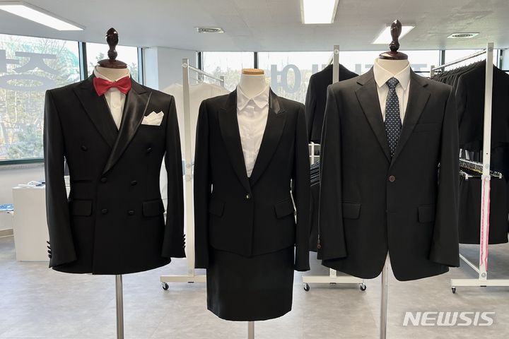 [인천=뉴시스] 면접용 정장. (사진=인천테크노파크 제공)