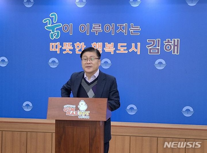 [김해=뉴시스]김상우기자=국민의 힘 김해갑 후보 경선에 나섰다가 탈락한 김정권 전 의원은 11일 김해시청 프레스센터에서 결과에 승복한다고 밝혔다. 2024.03.11. woo@newsis.com