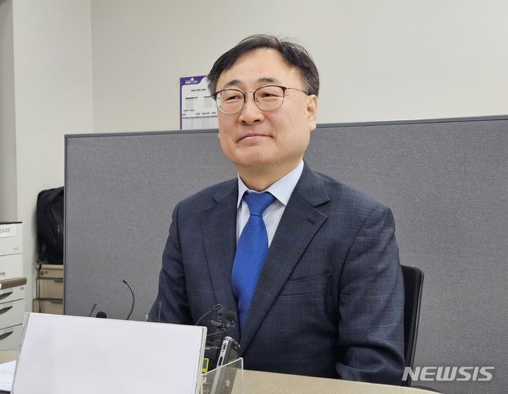 [청주=뉴시스] 이도근 기자= 22대 총선 더불어민주당 청주서원 이광희 예비후보가 11일 충북도청 기자실에서 당내 후보 확정 소감 등을 밝히고 있다. 2024.3.11. nulha@newsis.com