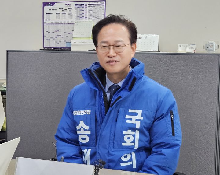 [청주=뉴시스] 이도근 기자 = 22대 총선 더불어민주당 청주청원 송재봉 예비후보가 11일 충북도청 기자실에서 인재영입 15호 신용한 예비후보와의 당내 경선에서 승리한 소감 등을 밝히고 있다. 2024.3.11. nulha@newsis.com *재판매 및 DB 금지