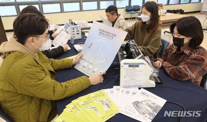 [전주=뉴시스] 김얼 기자 = 제22대 국회의원선거를 30일 앞둔 11일 전북 전주시 전북특별자치도선거관리위원회에서 관계자들이 투표 홍보물을 정리하고 있다. 2024.03.11. pmkeul@newsis.com