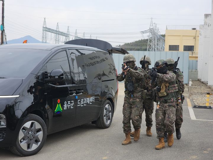 [울산=뉴시스] 육군 제53보병사단 울산여단은 11일 울주군 일대에서 민·관·군·경·소방이 참여하는 ‘한국전력공사(신울산변전소) 통합 방호훈련’을 했다고 밝혔다. 2024.03.11. (사진= 53사단 울산여단 제공)photo@newsis.com *재판매 및 DB 금지