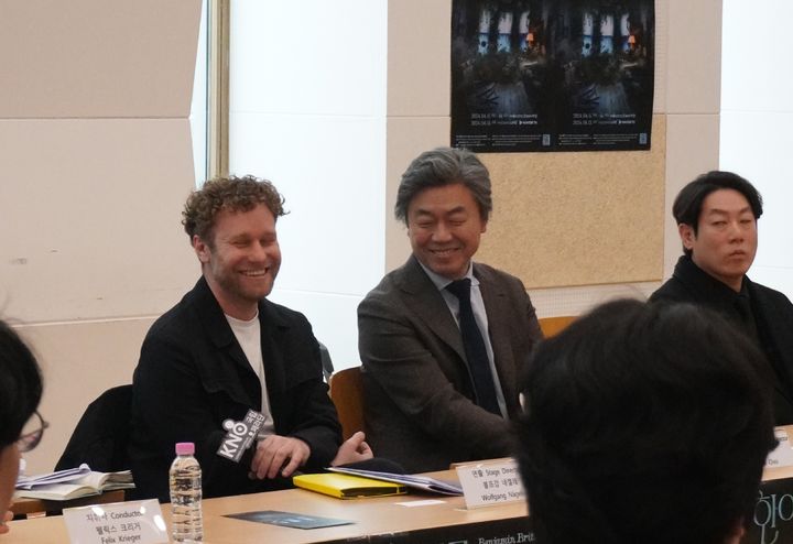 11일 오전 서울 예술의전당 N스튜디오에서 열린 국립오페라단 '한여름밤의 꿈' 프로덕션 미팅 참석한 최상호 국립오페라단장(오른쪽)과 지휘자 펠릭스 크리거.&nbsp; (사진=국립오페라단 제공) photo@newsis.com&nbsp; *재판매 및 DB 금지