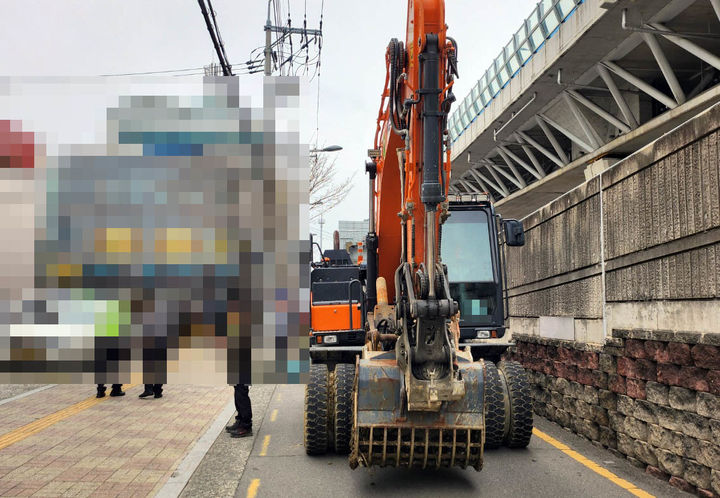 [부산=뉴시스] 11일 오후 부산 영도구의 한 일방통행로에서 자전거가 넘어지면서 운전자 A(70대)씨가 지나가던 굴착기에 치였다. (사진=부산경찰청 제공) 2024.03.11. photo@newsis.com *재판매 및 DB 금지