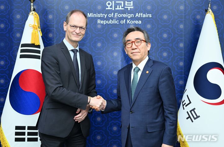 [서울=뉴시스] 조태열 외교부 장관은 11일 토마스 바거 독일 외교부 사무차관을 접견하고 양국 관계와 한반도 정세 등에 대해 의견을 교환했다. (사진= 외교부 제공)