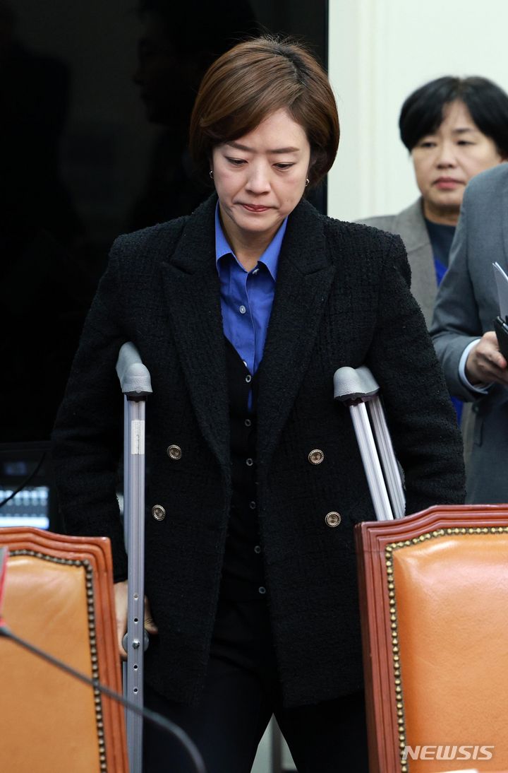 [서울=뉴시스] 고범준 기자 = 최고위원에 복귀한 고민정 더불어민주당 의원이 11일 오전 서울 여의도 국회에서 열린 최고위원회의에 참석하고 있다. 2024.03.11. bjko@newsis.com