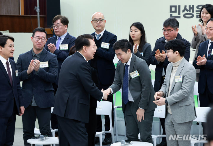 [춘천=뉴시스] 전신 기자 = 윤석열 대통령이 11일 강원특별자치도 춘천 강원도청 별관에서 '민생을 행복하게, 강원의 힘!' 주제로 열린 열아홉 번째 민생토론회에 입장하며 참석자들과 인사하고 있다. (대통령실통신사진기자단) 2024.03.11. photo1006@newsis.com