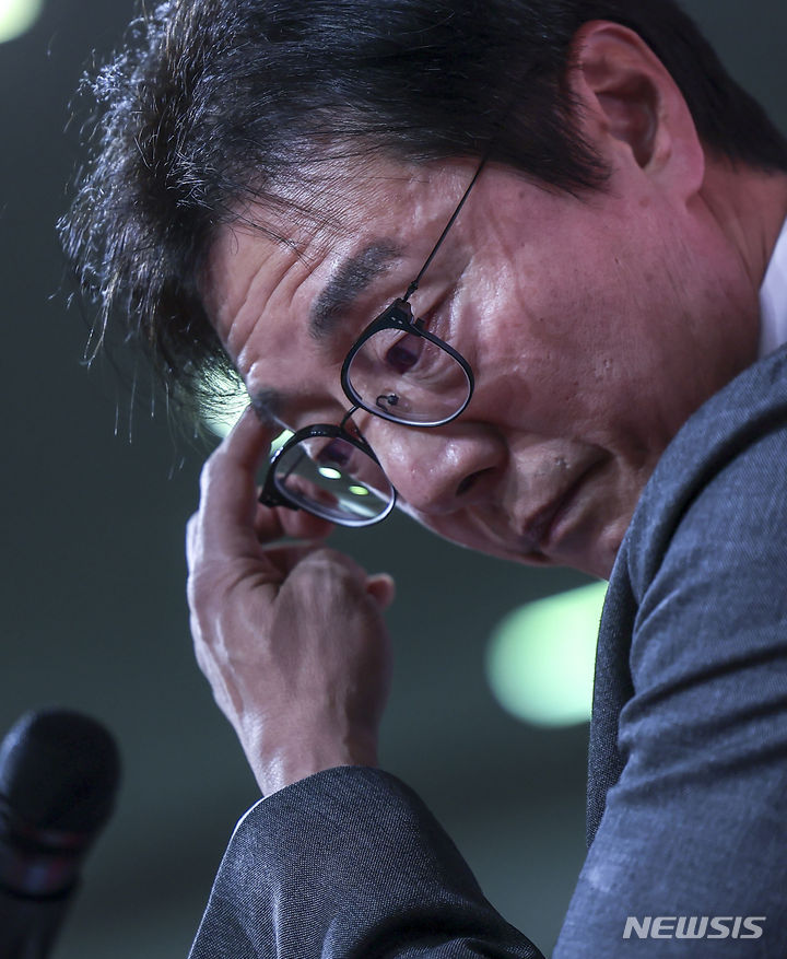 [서울=뉴시스] 정병혁 기자 = 황선홍 대한민국 축구대표팀 임시 감독이 11일 서울 종로구 축구회관에서 3월 A대표팀 및 올림픽대표팀 소집 명단을 발표하고 있다. 2024.03.11. jhope@newsis.com