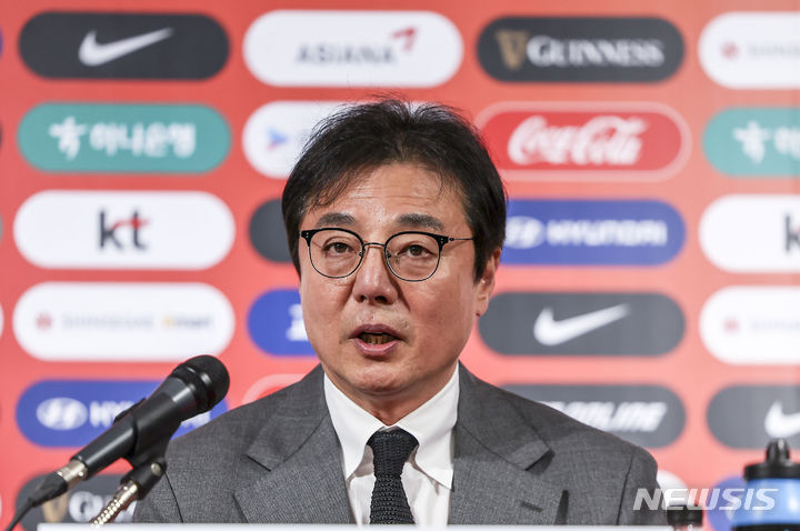 [서울=뉴시스] 정병혁 기자 = 황선홍 대한민국 축구대표팀 임시 감독이 11일 서울 종로구 축구회관에서 3월 A대표팀 및 올림픽대표팀 소집 명단을 발표하고 있다. 2024.03.11. jhope@newsis.com