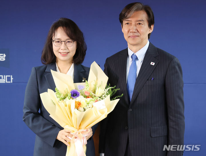 [서울=뉴시스] 추상철 기자 = 조국 조국혁신당 대표가 11일 오전 서울 여의도 조국혁신당 당사에서 열린 전문가 입당식에서 백선희 서울신학대학교 사회복지학과 교수에게 꽃다발을 전달한 후 기념촬영을 하고 있다. 2024.03.11. scchoo@newsis.com