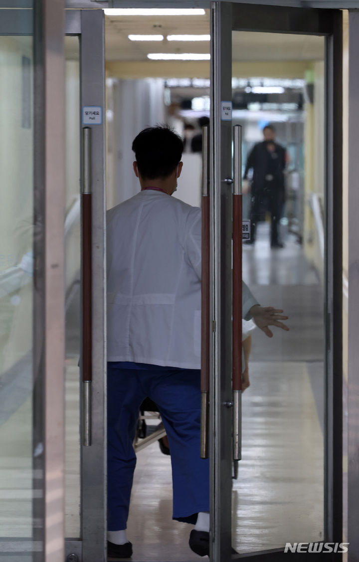 [서울=뉴시스] 김금보 기자 = 정부가 지난 11일 전공의 의료 공백에 대응해 군의관 20명, 공중보건의사 138명을 20개 병원에 파견했다. 이날 서울시내 한 병원에서 한 군의관이 파견근무에 나서고 있다. 2024.03.11. kgb@newsis.com