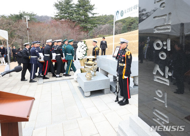 [서울=뉴시스] 최진석 기자 = 11일 오전 서울 동작구 국립서울현충원 김영삼 전 대통령묘소로 김 전 대통령의 부인 고 손명순 여사 운구행렬이 들어서고 있다. 2024.03.11. myjs@newsis.com