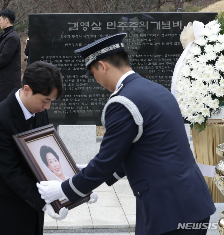 [서울=뉴시스] 최진석 기자 = 11일 오전 서울 동작구 국립서울현충원 김영삼 전 대통령묘소로 김 전 대통령의 부인 고 손명순 여사 운구행렬이 들어서고 있다. 2024.03.11. myjs@newsis.com