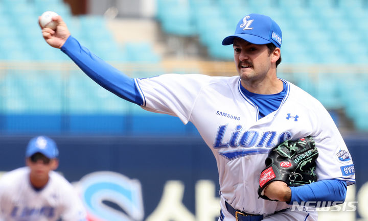 [대구=뉴시스] 이무열 기자 = 11일 오후 대구 삼성라이온즈파크에서 열린 2024 신한은행 SOL KBO리그 시범경기 LG 트윈스와 삼성 라이온즈의 경기, 1회초 삼성 선발투수 코너가 공을 던지고 있다. 2024.03.11. lmy@newsis.com