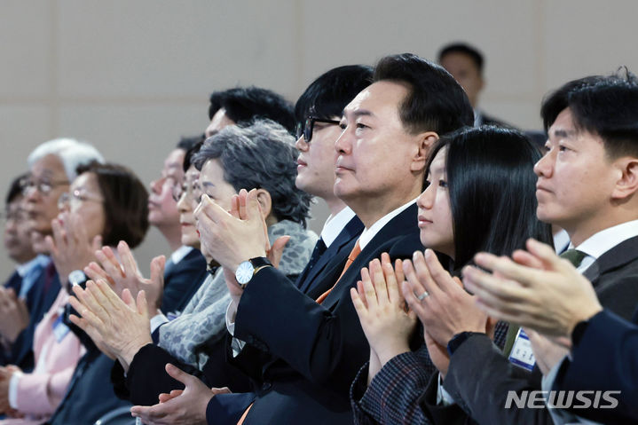 [춘천=뉴시스] 전신 기자 = 윤석열 대통령이 11일 강원특별자치도 춘천 봄내체육관에서 열린 강원 수열에너지 클러스터 착공식에서 박수치고 있다. (대통령실통신사진기자단) 2024.03.11. photo1006@newsis.com