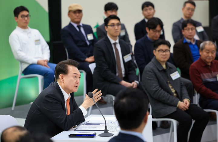 [서울=뉴시스] 윤석열 대통령이 11일 강원특별자치도 춘천 강원도청 별관에서 '민생을 행복하게, 강원의 힘!' 주제로 열린 열아홉 번째 민생토론회에서 발언하고 있다. (사진=대통령실 제공) 2024.03.11. photo@newsis.com *재판매 및 DB 금지