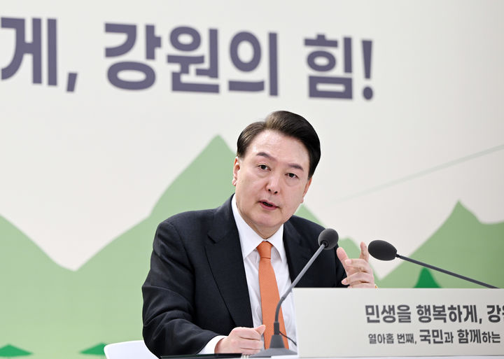 [서울=뉴시스] 윤석열 대통령이 11일 강원특별자치도 춘천 강원도청 별관에서 '민생을 행복하게, 강원의 힘!' 주제로 열린 열아홉 번째 민생토론회에서 발언하고 있다. (사진=대통령실 제공) 2024.03.11. photo@newsis.com *재판매 및 DB 금지