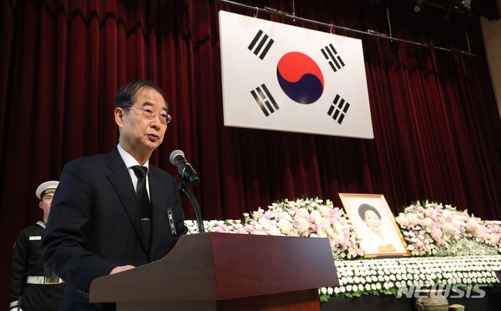 [서울=뉴시스] 최진석 기자 = 한덕수 국무총리가 11일 서울 동작구 국립서울현충원 현충관에서 열린 고 김영삼 전대통령 부인 손명순 여사의 영결식에서 조사를 낭독하고 있다. (공동취재) 2024.03.11. photo@newsis.com