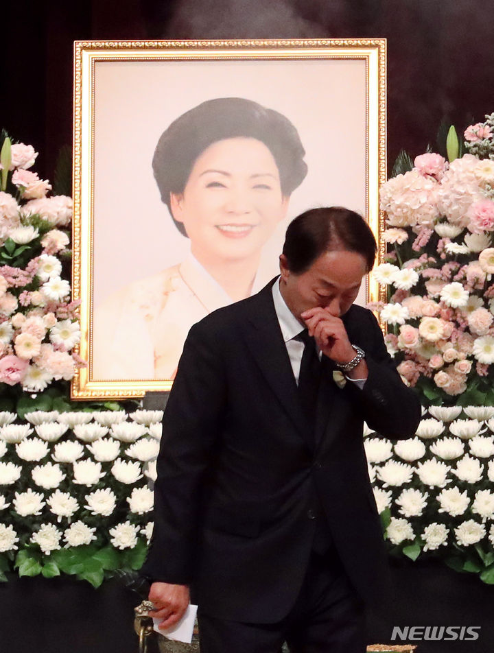 [서울=뉴시스] 최진석 기자 = 김현철 김영삼대통령기념재단 이사장이 11일 서울 동작구 국립서울현충원 현충관에서 열린 고 김영삼 전대통령 부인 손명순 여사의 영결식에서 유가족을 대표해 인사말을 마친 후 이동하고 있다. (공동취재) 2024.03.11. photo@newsis.com