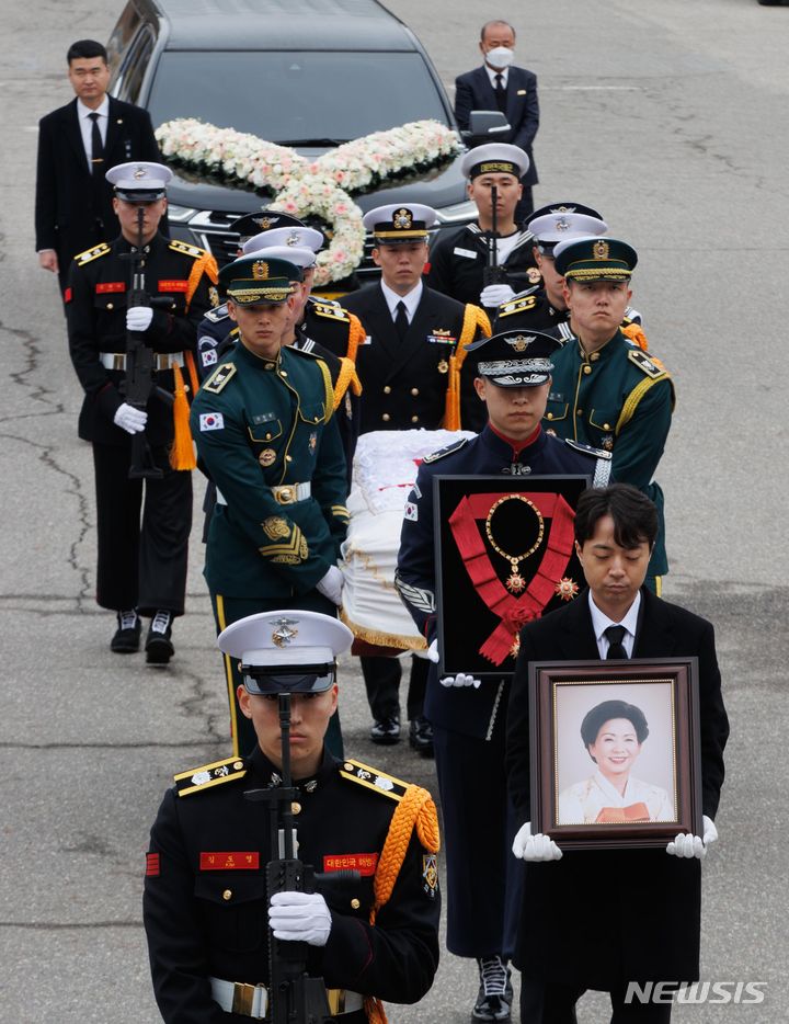 [서울=뉴시스] 최진석 기자 = 11일 오전 서울 동작구 국립서울현충원 현충관에서 열린 고 김영삼 전 대통령의 부인 손명순 여사의 영결식에서 운구행렬이 입장하고 있다. (공동취재) 2024.03.11. photo@newsis.com