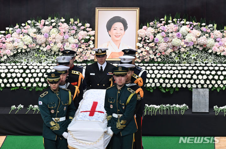 [서울=뉴시스] 최진석 기자 = 11일 오전 서울 동작구 국립서울현충원 현충관에서 고 김영삼 전 대통령의 부인 손명순 여사의 영결식이 엄수되고 있다. (공동취재) 2024.03.11. photo@newsis.com