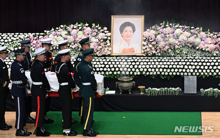 [서울=뉴시스] 최진석 기자 = 11일 오전 서울 동작구 국립서울현충원 현충관에서 고 김영삼 전 대통령의 부인 손명순 여사의 영결식이 엄수되고 있다. (공동취재) 2024.03.11. photo@newsis.com