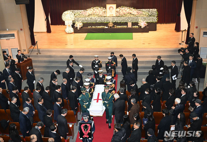 [서울=뉴시스] 최진석 기자 = 11일 오전 서울 동작구 국립서울현충원 현충관에서 고 김영삼 전 대통령의 부인 손명순 여사의 영결식이 엄수되고 있다. (공동취재) 2024.03.11. photo@newsis.com