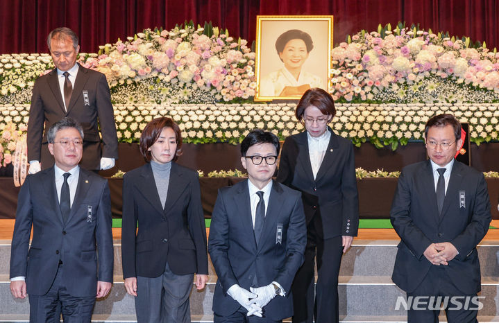[서울=뉴시스] 최진석 기자 = 한동훈 국민의힘 비상대책위원장이 11일 서울 동작구 국립서울현충원 현충관에서 열린 고 김영삼 전대통령 부인 손명순 여사의 영결식에서 헌화 후 이동하고 있다. (공동취재) 2024.03.11. photo@newsis.com
