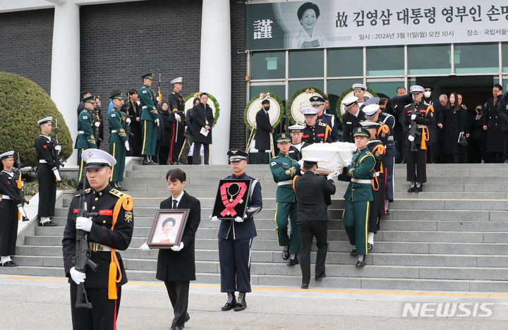 [서울=뉴시스] 최진석 기자 = 11일 오전 서울 동작구 국립서울현충원 현충관에서 열린 고 김영삼 전 대통령의 부인 손명순 여사의 영결식에서 운구행렬이 이동하고 있다. (공동취재) 2024.03.11. photo@newsis.com