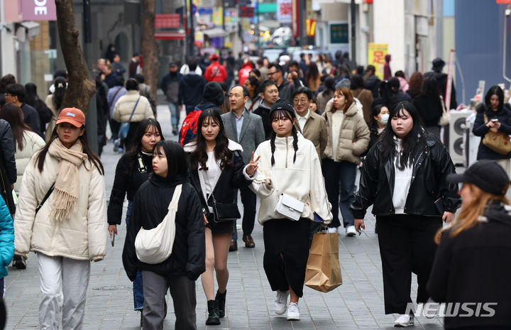 [서울=뉴시스] 황준선 기자 = 서울 중구 명동거리에서 외국인 관광객들이 발걸음을 옮기고 있다. 2024.03.11. hwang@newsis.com