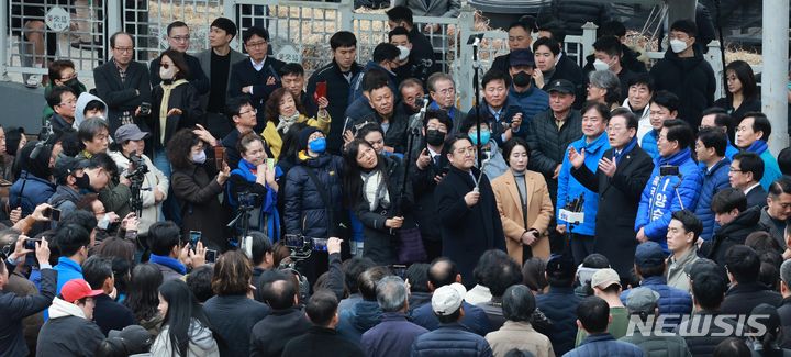[홍성=뉴시스] 고범준 기자 = 이재명 더불어민주당 대표가 4·10 총선을 한달 앞두고 11일 오후 충남 홍성군 홍성시장을 방문해 발언하고 있다. 2024.03.11. bjko@newsis.com