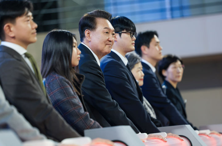 [서울=뉴시스] 윤석열 대통령이 11일 강원특별자치도 춘천 봄내체육관에서 열린 강원 수열에너지 클러스터 착공식에서 기념 퍼포먼스를 하고 있다. (사진=대통령실 제공) 2024.03.11. photo@newsis.com *재판매 및 DB 금지