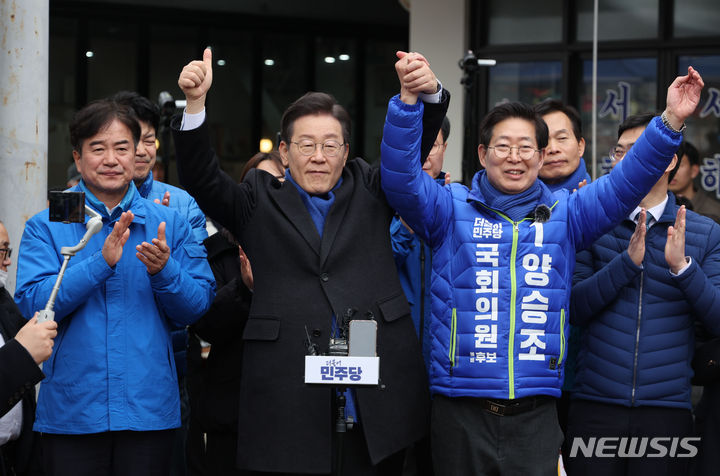 [홍성=뉴시스] 고범준 기자 = 이재명 더불어민주당 대표가 11일 오후 충남 홍성군 홍성시장을 방문해 양승조 더불어민주당 예비후보와 함께 시민들에게 인사하고 있다. (공동취재) 2024.03.11. photo@newsis.com