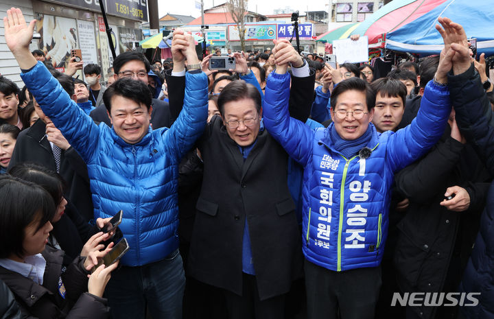 [홍성=뉴시스] 고범준 기자 = 이재명 더불어민주당 대표가 11일 오후 충남 홍성군 홍성시장을 방문해 양승조 더불어민주당 예비후보와 함께 시민들에게 인사하고 있다. (공동취재) 2024.03.11. photo@newsis.com
