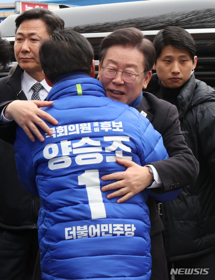 [홍성=뉴시스] 고범준 기자 = 이재명 더불어민주당 대표가 11일 오후 충남 홍성군 홍성시장을 방문해 양승조 더불어민주당 예비후보와 인사하고 있다. (공동취재) 2024.03.11. photo@newsis.com