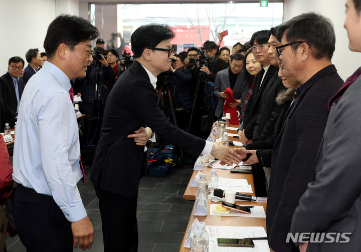 [고양=뉴시스] 조성봉 기자= 한동훈 국민의힘 비상대책위원장이 11일 오후 경기 고양 일산동구 라페스타에서 열린 '경기-서울 리노베이션TF 경기 고양시 시민 간담회'에서 참석자들과 악수를 하고 있다. 2024.03.11. suncho21@newsis.com