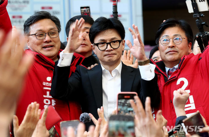 [고양=뉴시스] 조성봉 기자= 한동훈 국민의힘 비상대책위원장이 11일 오후 경기 고양 일산동구 라페스타 거리에서 시민들에게 인사를 하고 있다. (공동취재) 2024.03.11. photo@newsis.com