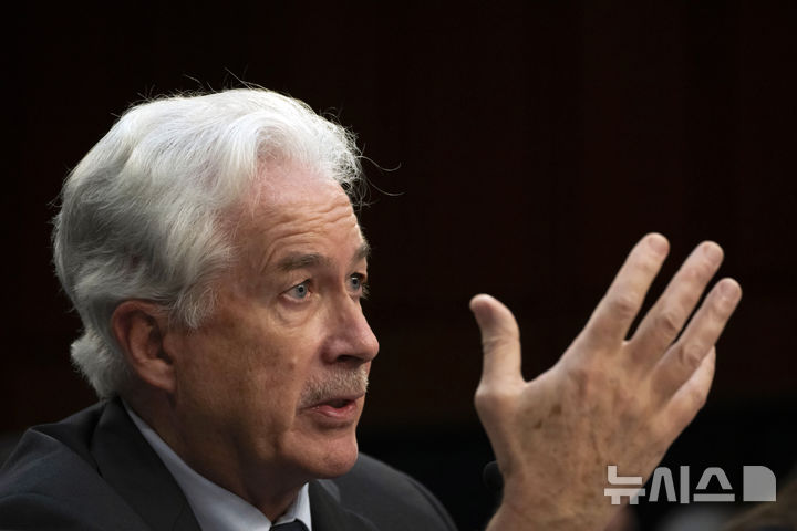 [워싱턴=AP/뉴시스]팔레스타인 무장정파 하마스가 최근 제안된 휴전안에 긍정적인 입장을 표한 가운데, 윌리엄 번스 미 중앙정보국(CIA) 국장이 3일(현지시각) 협상을 위해 이집트 카이로에 도착한 것으로 전해졌다. 사진은 번스 국장이 지난 3월11일 미 상원 정보위원회 청문회에 출석해 발언하고 있는 모습. 2024.05.04.