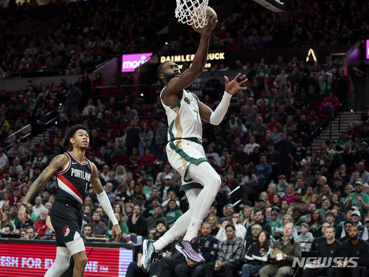 [포틀랜드=AP/뉴시스] 미국프로농구(NBA) 보스턴 셀틱스의 제일런 브라운. 2024.03.11.