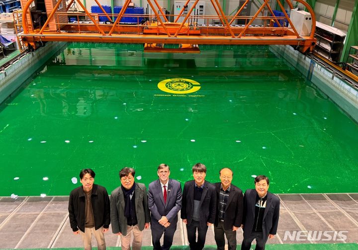 [창원=뉴시스]파울 두클로스(왼쪽 세 번째) 주한페루 대사가 국립창원대 모형선 수조시험장을 견학한 후 기념촬영하고 있다.(사진=창원대 제공)2024.03.12. photo@newsis.com