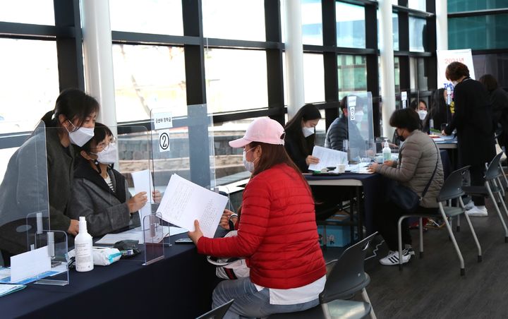 [사진=뉴시스DB]금산교육사랑장학재단 장학생 접수 현장.   *재판매 및 DB 금지