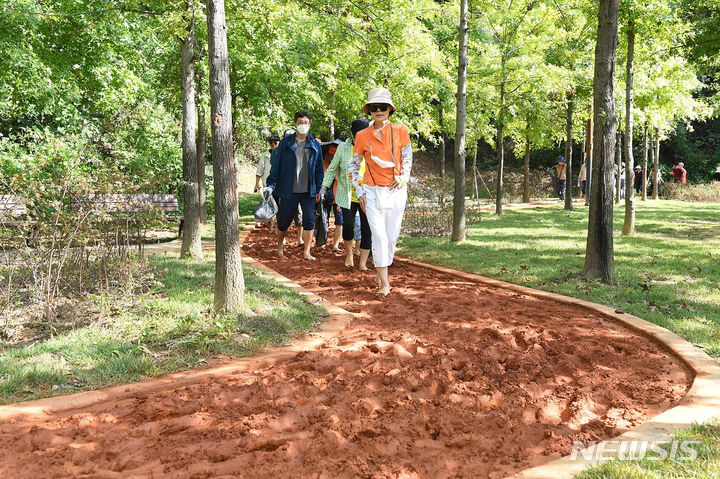 [성남=뉴시스] 성남시 수정구 위례공원 맨발 황톳길(사진=성남시 제공)2024.03.12.photo@newsis.com *재판매 및 DB 금지
