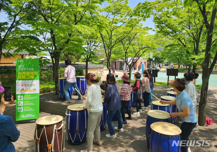 [부천=뉴시스] 정일형 기자 = 상동호수공원 사계절 체험 프로그램 중 ‘리듬북난타’에 참여한 시민들의 모습. (사진은 부천시 제공)